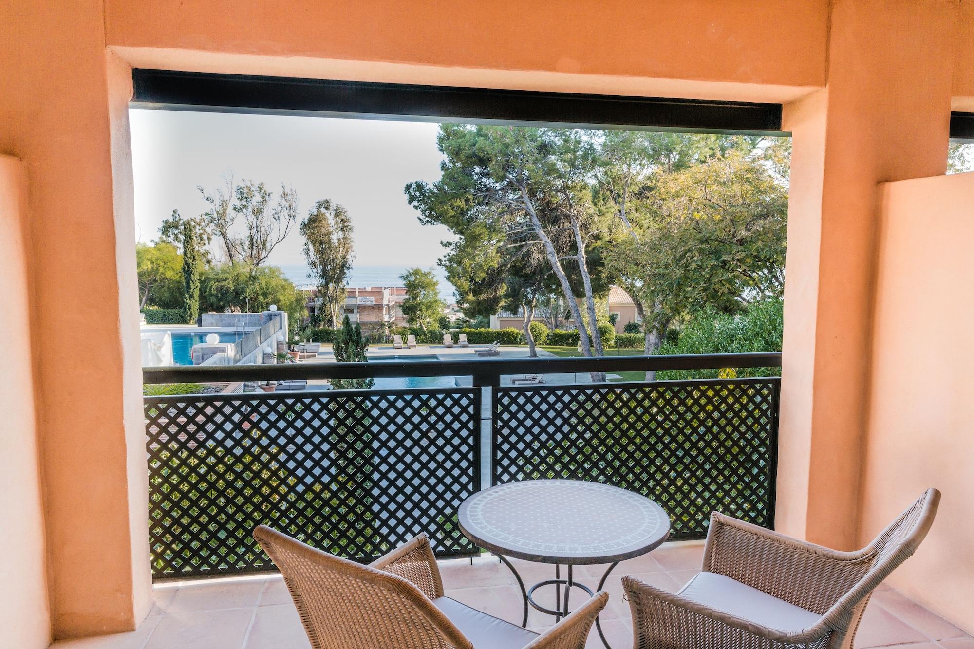 โรงแรมวินชีเอสเทรลลาเดลมาร์ มาร์เบยา ภายนอก รูปภาพ A balcony at the hotel