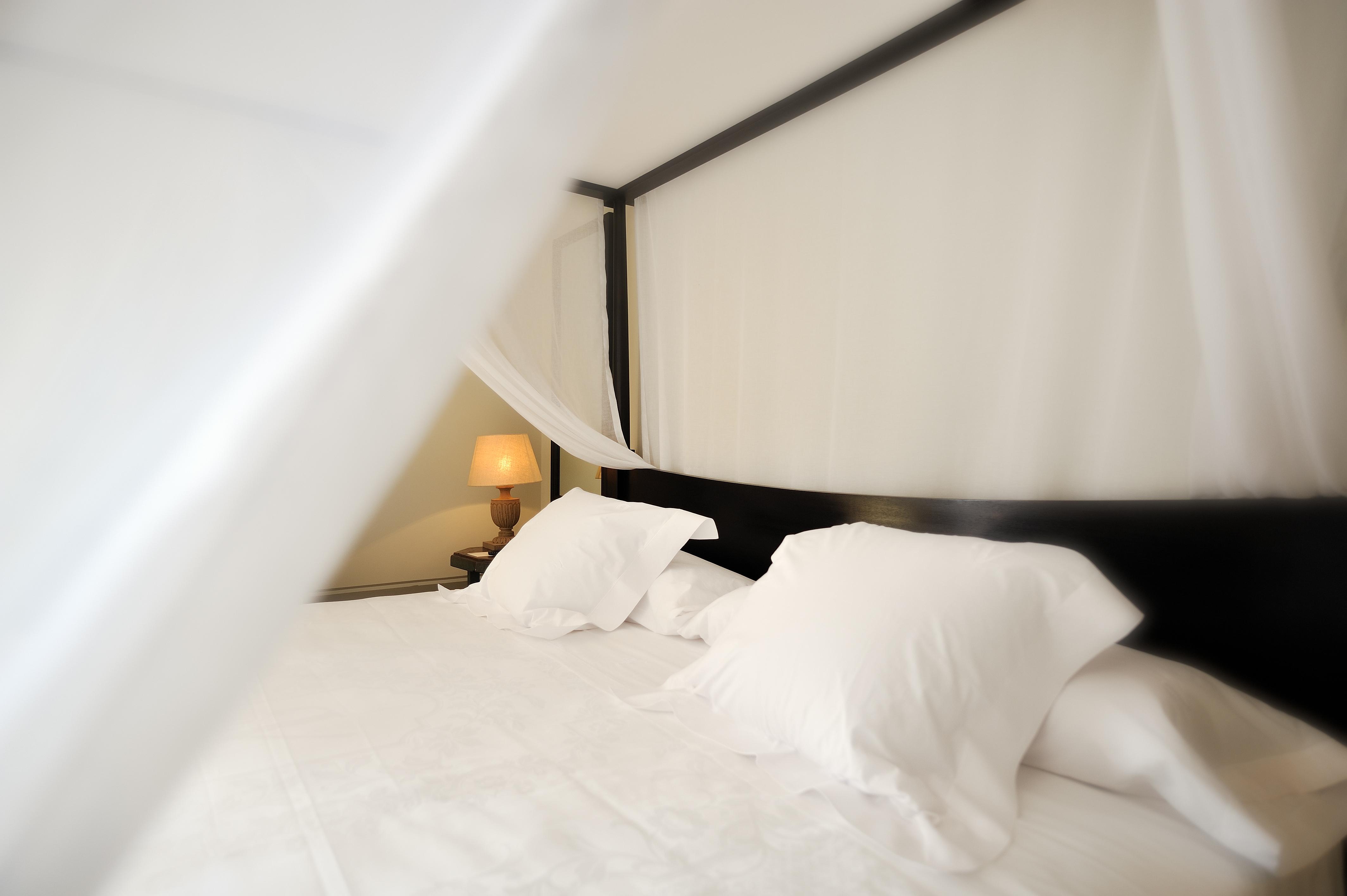 โรงแรมวินชีเอสเทรลลาเดลมาร์ มาร์เบยา ภายนอก รูปภาพ A bed with a mosquito net