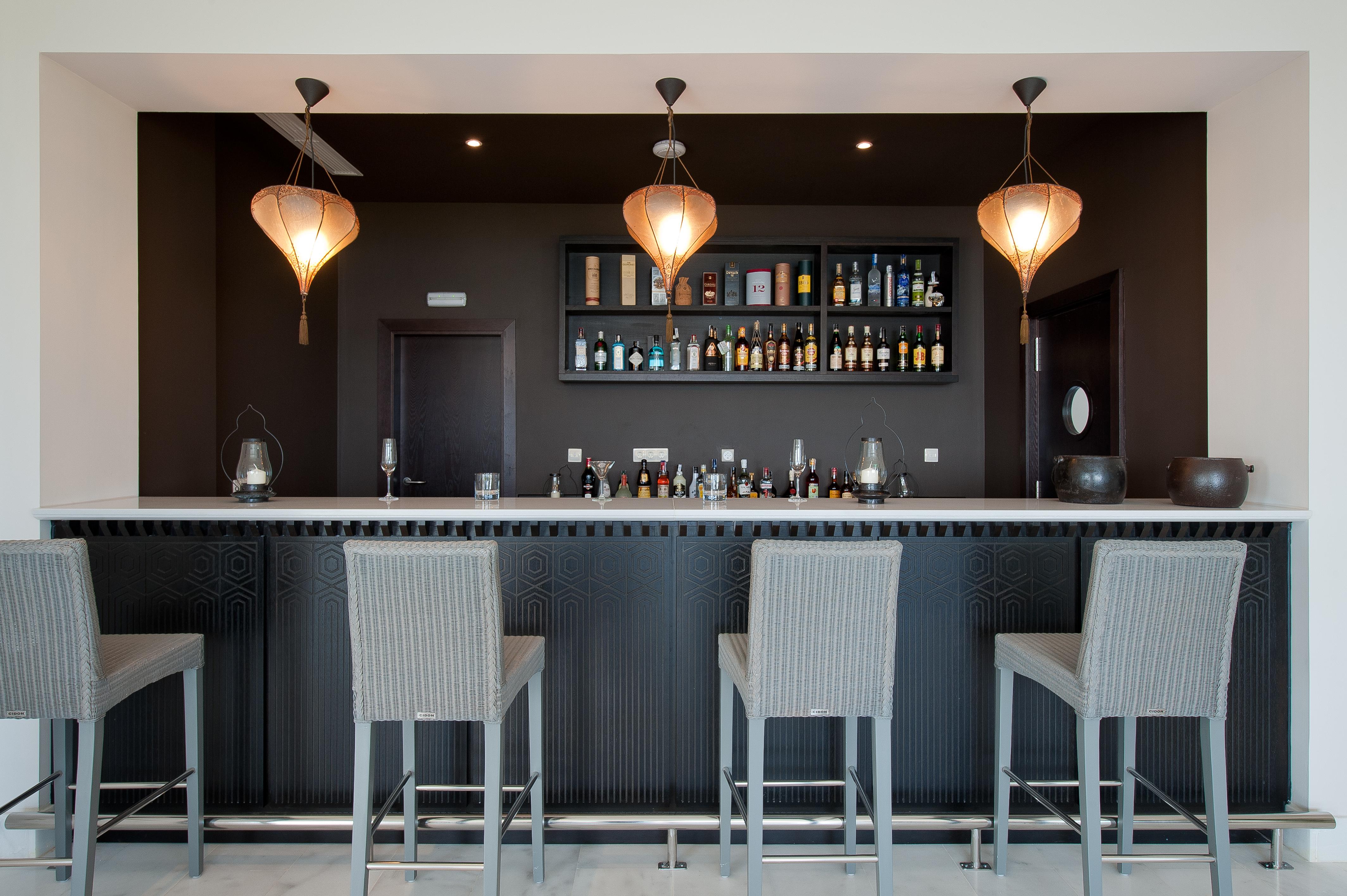 โรงแรมวินชีเอสเทรลลาเดลมาร์ มาร์เบยา ภายนอก รูปภาพ The bar at the Sky Bar