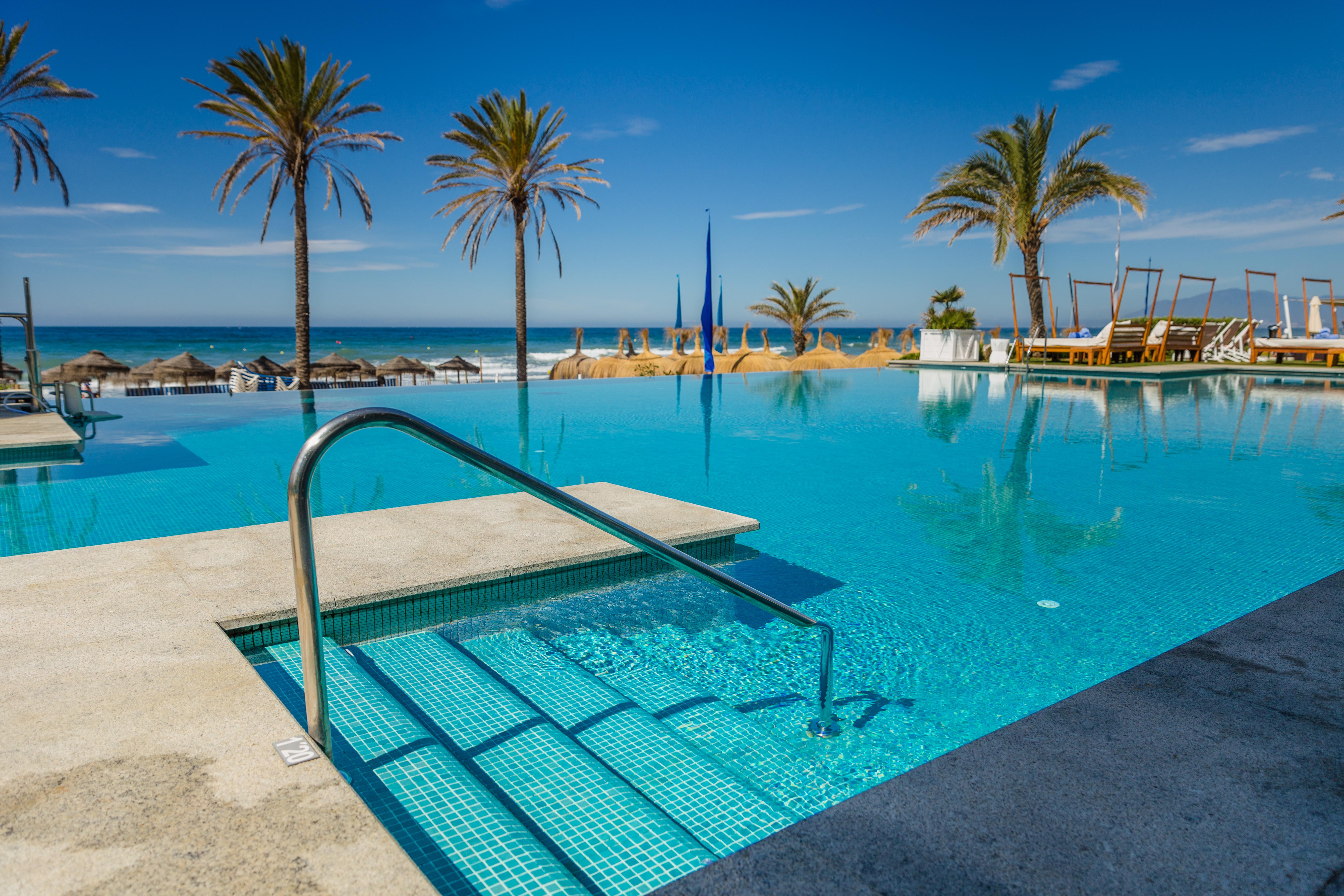 โรงแรมวินชีเอสเทรลลาเดลมาร์ มาร์เบยา ภายนอก รูปภาพ Infinity pool at a hotel in Benidorm, Spain
