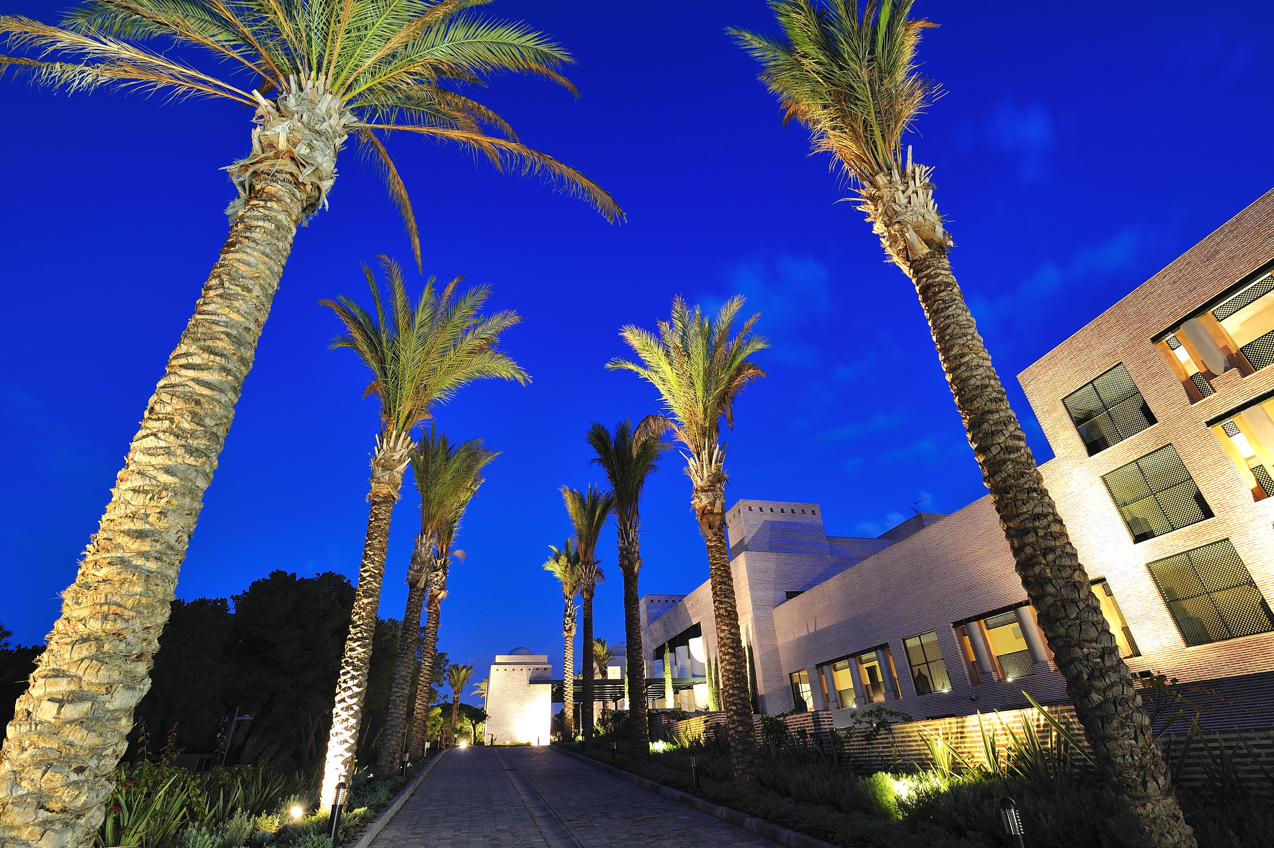 โรงแรมวินชีเอสเทรลลาเดลมาร์ มาร์เบยา ภายนอก รูปภาพ The campus at night