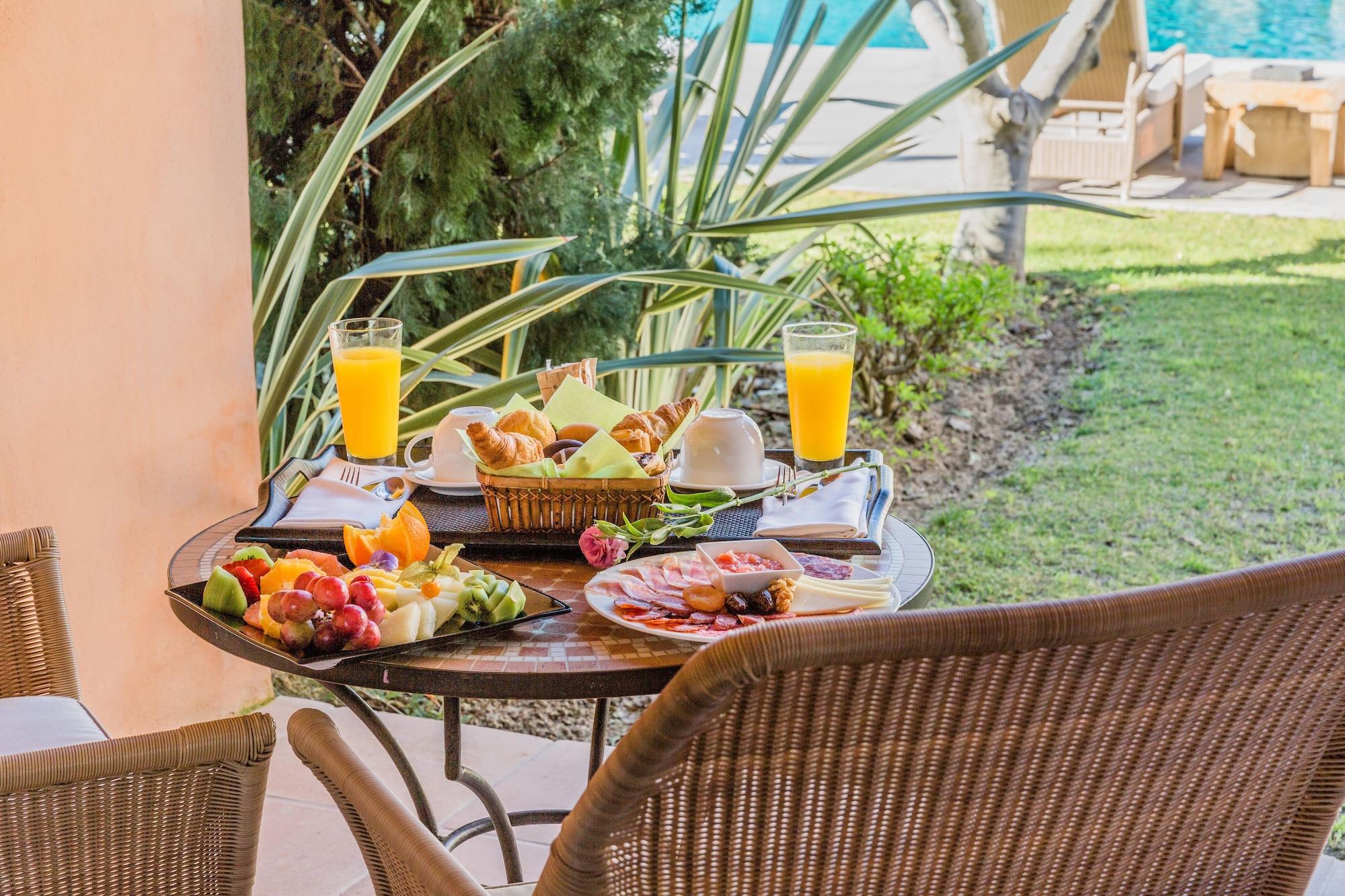 โรงแรมวินชีเอสเทรลลาเดลมาร์ มาร์เบยา ภายนอก รูปภาพ Breakfast at a hotel